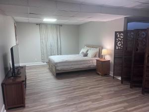 a bedroom with a bed and a flat screen tv at You Second Home In Birmingham!!! in Birmingham