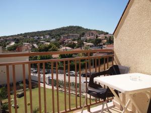 balcón con mesa y vistas a la ciudad en Hotel El Castell, en Calafell