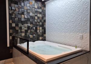 a bathroom with a jacuzzi tub in a room at Motel das Nações in Bauru +48 photos
