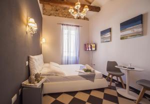 A bed or beds in a room at Manì Rooms