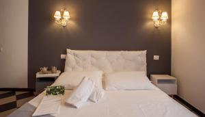 A bed or beds in a room at Manì Rooms