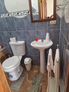 un baño con inodoro y lavabo en Casa Blanca alojamientos, en Manta 16 fotos más