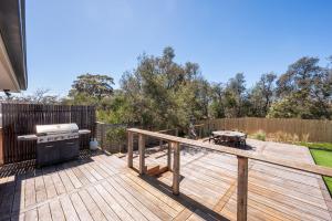 una terraza con parrilla y barbacoa. en Capel Grand Villa - Pet-Friendly Beach Escape, en Rosebud