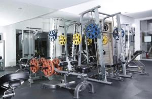 een sportschool met veel machines en gewichten bij Luxury Penthouse with Private Pool at View Phuket F9 in Ka Rorn