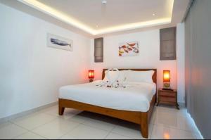 een slaapkamer met een groot wit bed in een kamer bij Luxury Penthouse with Private Pool at View Phuket F9 in Ka Rorn +37 foto's