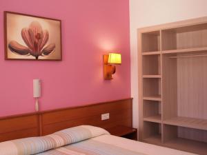 Ένα ή περισσότερα κρεβάτια σε δωμάτιο στο Hotel El Castell