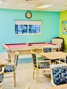 Μια τηλεόραση ή/και κέντρο ψυχαγωγίας στο Surfsider Resort - A Timeshare Resort +15 φωτογραφίες