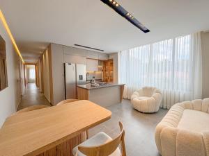 a kitchen with a table and chairs in a room at Apartamento de lujo a 3 minutos del Aeropuerto JMC 102 in Rionegro