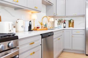 Kuchyň nebo kuchyňský kout v ubytování Luxury House 3-Level 4-bedroom, Free Parking and Patio