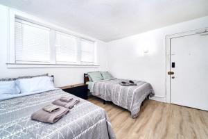 Postel nebo postele na pokoji v ubytování Quiet One Bedroom Apartment within walking distance of the University