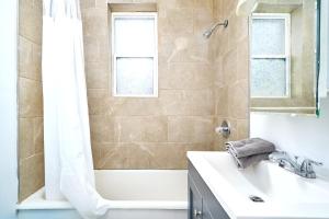 Koupelna v ubytování Quiet One Bedroom Apartment within walking distance of the University