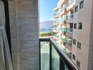 a balcony with a view of a building at Apartamento Frente pra Praia em Resort in Arraial do Cabo
