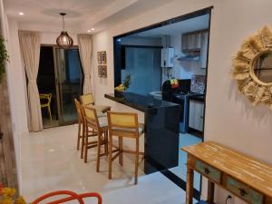 a kitchen and dining room with a table and chairs at Apartamento Frente pra Praia em Resort in Arraial do Cabo