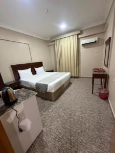 Una cama o camas en una habitación de ليالي السحاب للشقق المخدومة - حي النزهه-