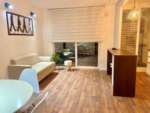 una sala de estar con un sofá y una mesa en Cómodo departamento con vista al lago y volcanes, en Villarrica