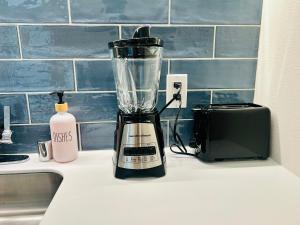 ein Mixer, der neben einem Toaster auf einer Theke steht in der Unterkunft Heart of Hollywood Walk of Fame - Free Parking, Pool, Gym, Rooftop Views, centrally located, WIFI in Los Angeles
