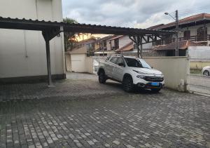 a white suv parked in a parking lot at Apartamento Inteiro in Blumenau