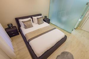 una camera da letto con un letto e due comodini di JolikaS House Heated Pool and EV point a Fernão Ferro Altre 29 foto