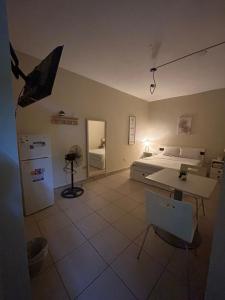 1 dormitorio con cama, mesa y sombrilla en El Viajero, en Villa Madero