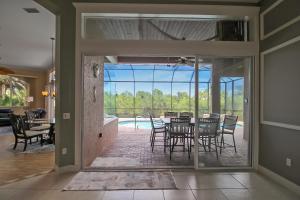 El JobeanにあるO6ERS Serene Private Pool Homeのダイニングルーム(テーブル、椅子付)、プール