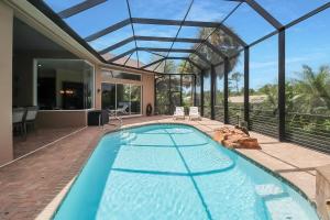 El JobeanにあるO6ERS Serene Private Pool Homeのガラス天井の家の屋内スイミングプール