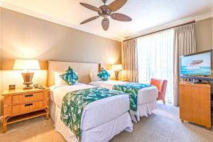 une chambre d'hôtel avec deux lits et une télévision à écran plat dans l'établissement Honua Kai 3 Free Rental Cars KBM Resorts Well Appointed 3 Units 4 Bedrooms HK ML-1356, à Kaanapali Airport 34 autres photos