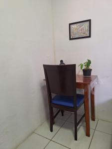 a wooden table with a chair and a plant on it at Quarto Up perto do Centro e de Praias in São Luís +23 photos