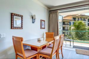 une salle à manger avec une table et des chaises et un balcon dans l'établissement Honua Kai 3 Free Rental Cars KBM Resorts Amazing 3 Units 6 Bedrooms HK ML-1237, à Kaanapali Airport