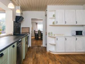 Una cocina con gabinetes blancos y encimera. en 12 person holiday home in Bording, en Bording Stationsby
