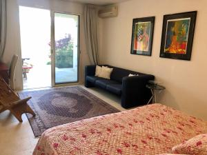 En eller flere senge i et værelse på Villa in La Croix-Valmer with Sea Views + 35 billeder