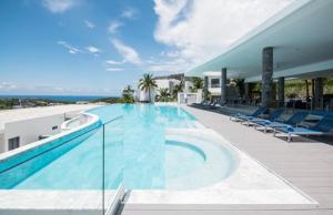 een zwembad op het dak van een huis bij Luxury Penthouse with Private Pool at View Phuket F9 in Ka Rorn