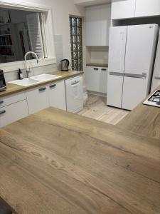 Kuchyň nebo kuchyňský kout v ubytování Two bedroom oasis minute walk from Hargraves beach