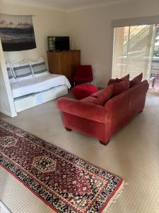 Posezení v ubytování Two bedroom oasis minute walk from Hargraves beach