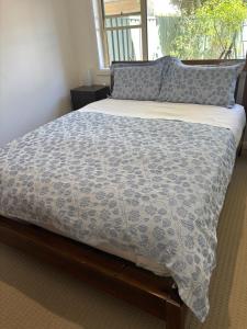 Postel nebo postele na pokoji v ubytování Two bedroom oasis minute walk from Hargraves beach