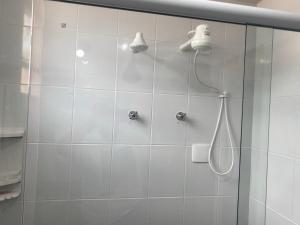 Elegância Praia da Sereia في فيلا فيلها: حمام مع دش مع رأس دش +56 صورة