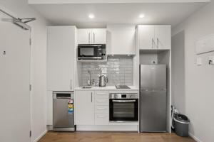 Kuchyň nebo kuchyňský kout v ubytování Modern Queenstown Studio Near Airport & Shops