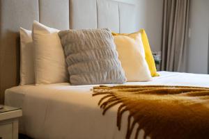 Postel nebo postele na pokoji v ubytování Modern Queenstown Studio Near Airport & Shops + 13 fotografií