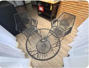 two metal chairs sitting on top of a floor at Cabaña Bruma in El Tepé +5 photos