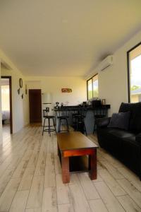 una sala de estar con un sofá y una mesa en Twins of Paradise Getaway Casa A, en Jabillos
