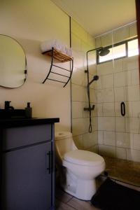 un baño con inodoro y ducha en Twins of Paradise Getaway Casa A, en Jabillos