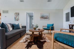 un salon avec un canapé et une table dans l'établissement 111 Lone Star, Lake House Livingston, On Water, à Livingston