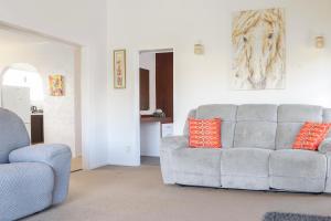 Posezení v ubytování Hosts on the Coast Dundas Delight