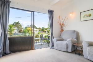 Posezení v ubytování Hosts on the Coast Dundas Delight