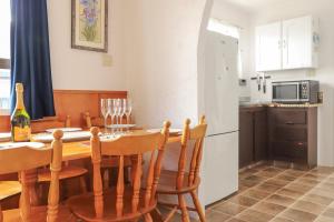 Kuchyň nebo kuchyňský kout v ubytování Hosts on the Coast Dundas Delight + 20 fotografií