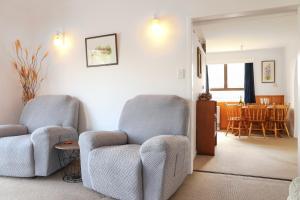 Posezení v ubytování Hosts on the Coast Dundas Delight