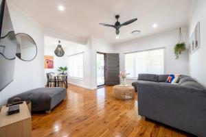 a living room with a couch and a ceiling fan at The Fitzhill - East Dubbo Close to CBD in Dubbo