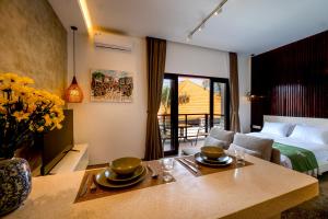 een hotelkamer met een bed en een tafel met servies erop bij Harmoni Lane Studios in Seminyak +30 foto's