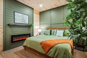 Ένα ή περισσότερα κρεβάτια σε δωμάτιο στο The Greenhouse NEW - 450ft to Trailhead