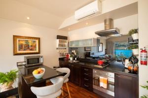 Køkken eller tekøkken på Lakefront Mountain Views Stylish unit