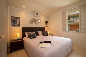 En eller flere senge i et værelse på Lakefront Mountain Views Stylish unit